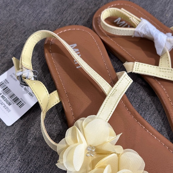 NWT MIXIT Light Yellow Floral Sandals - Picture 2 of 3